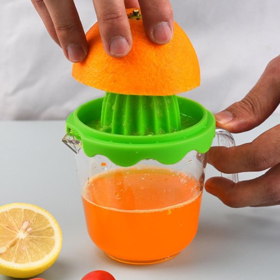 presse agrume ingénieux forme ergonomique transparent
